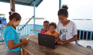 Pelajar saat menggunakan gawai untuk keperluan belajar di Kampung Atkari, Distrik Misol Utara, Kabupaten Raja Ampat, Kamis (4/2/2021).