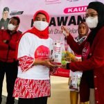 Warga mendapatkan paket 400 gram bubuk daun kelor usai mengikuti sosialisasi Gerakan Melawan Stunting di Ciater, Jawa Barat, Kamis, 2. (Foto: Istimewa)